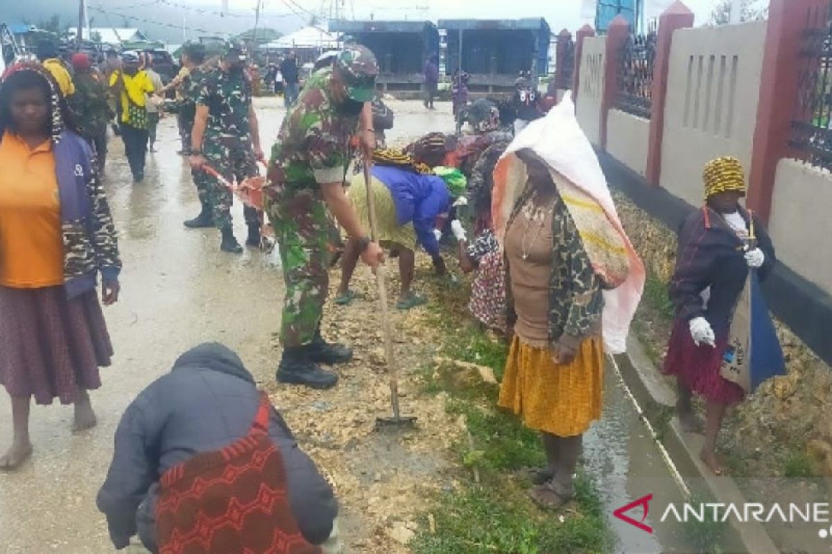 TNI/Polri bersama warga Paniai Papua bersihkan pasar Enarotali