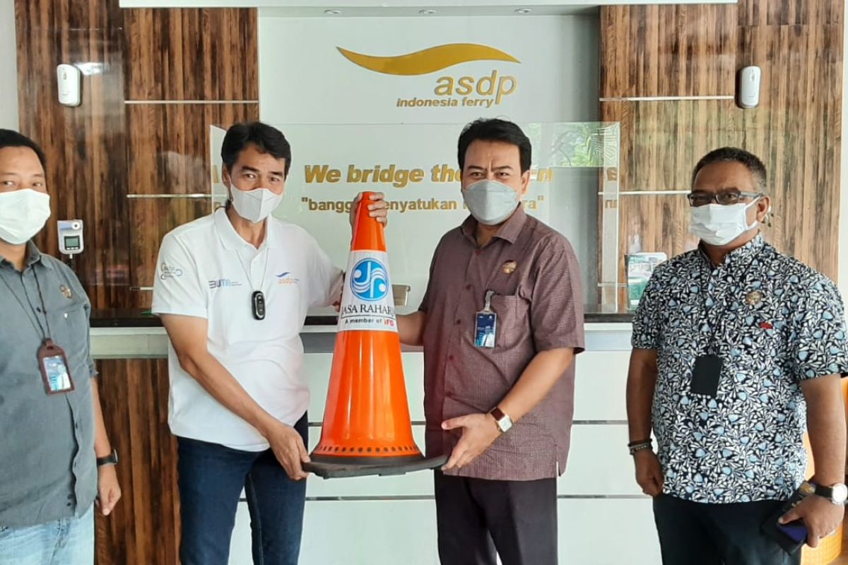 Jasa Raharja Cabang Banten serahkan bantuan traffic cone kepada ASDP Merak