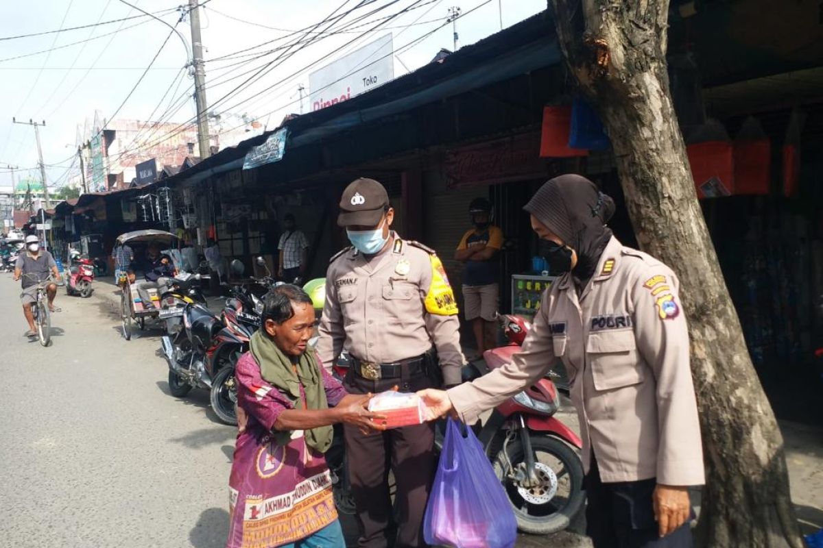 Polsekta Banjarmasin Tengah gelorakan Jumat berbagi