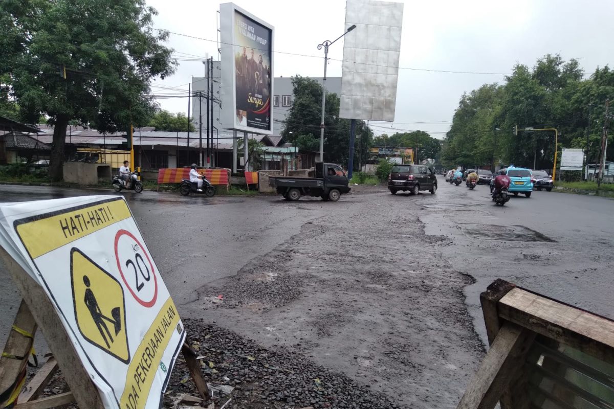 Pengendara khawatir, jalan rusak di simpang empat Sriwijaya