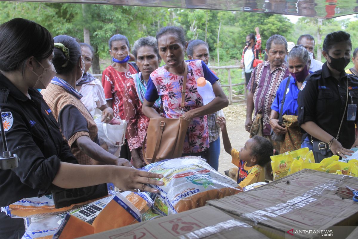 Bulog NTT gelar pasar murah di pelosok desa menjelang Natal