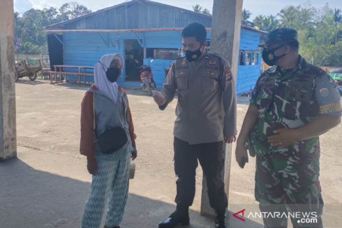 Aparat keamanan razia penumpang di Pelabuhan Sungaiselan