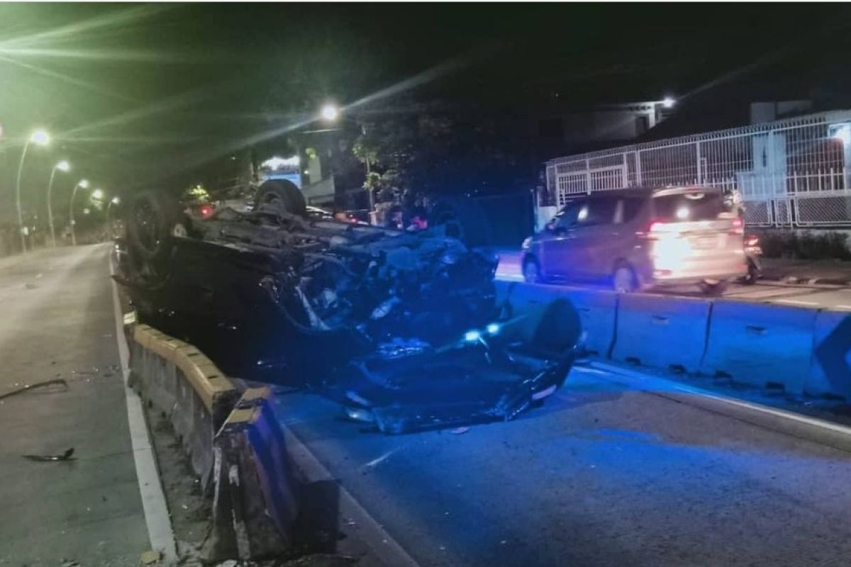 Mobil berpelat dinas TNI terguling di jalan Jatinegara