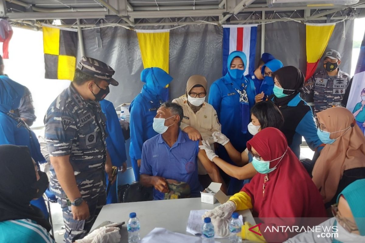 Hari Armada, TNI AL Lanal TBA vaksinasi nelayan di Selat Malaka