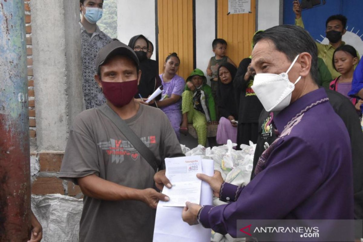 Bupati Gorontalo serahkan bantuan 25 kubik papan bagi korban banjir