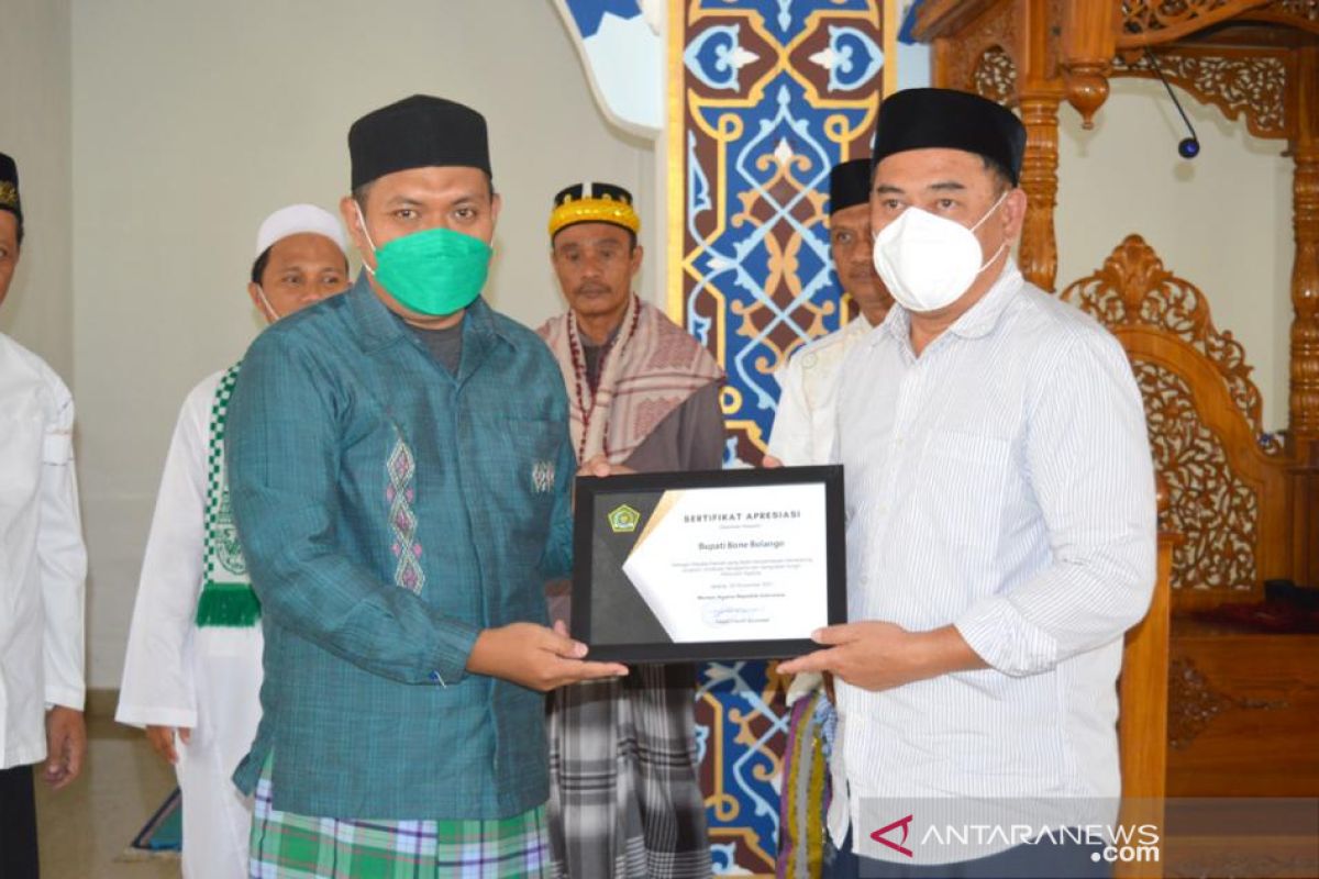 Bupati Bone Bolango terima penghargaan dari Menteri Agama