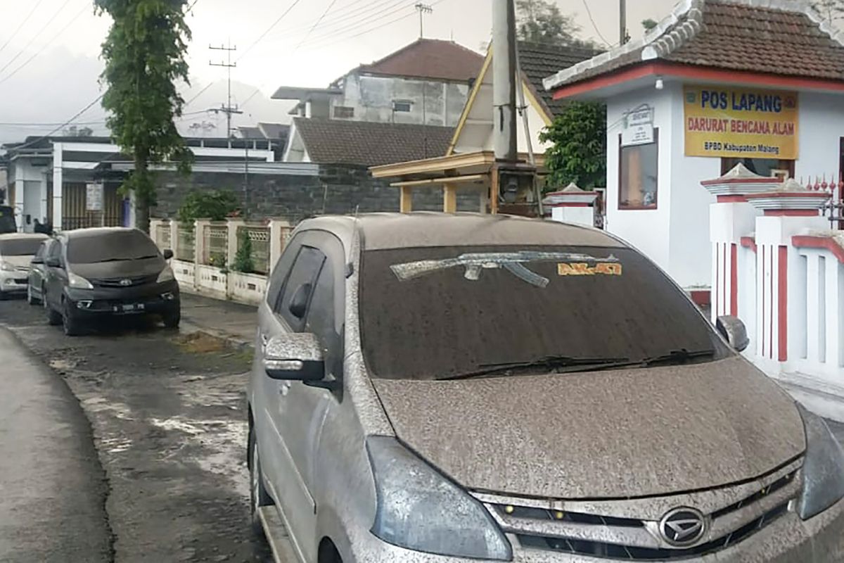 Volcanic ash shrouds Malang district after Mount Semeru erupts