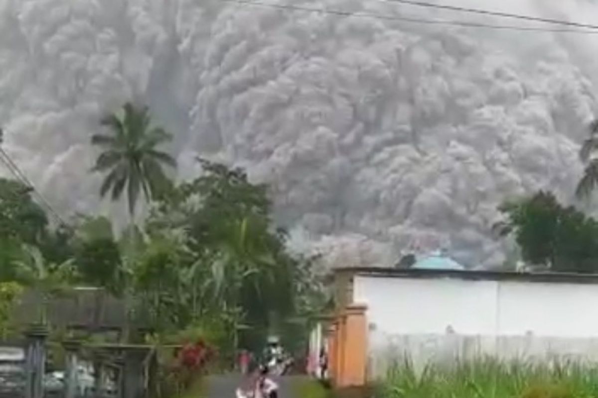 BNPB sebut sejarah letusan Gunung Semeru terekam sejak Tahun 1818