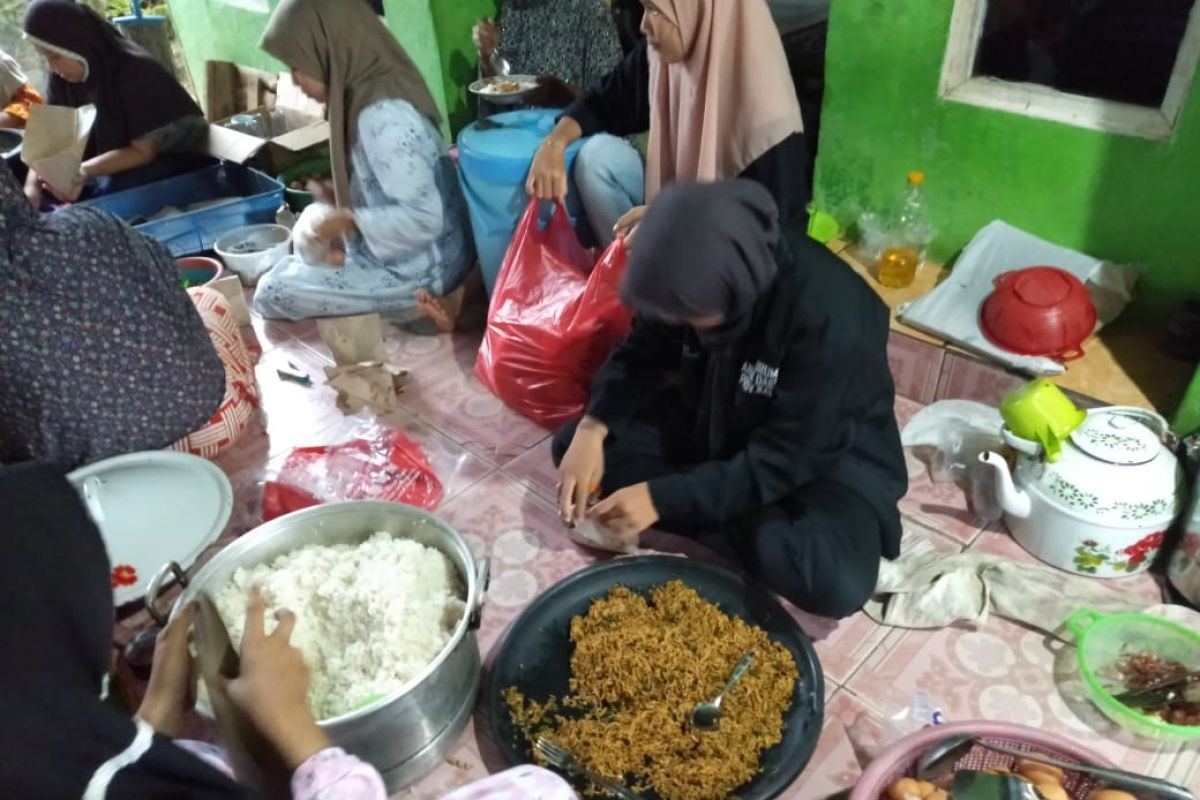 Warga Aluan Mati tak ketinggalan bantu korban banjir Barabai HST