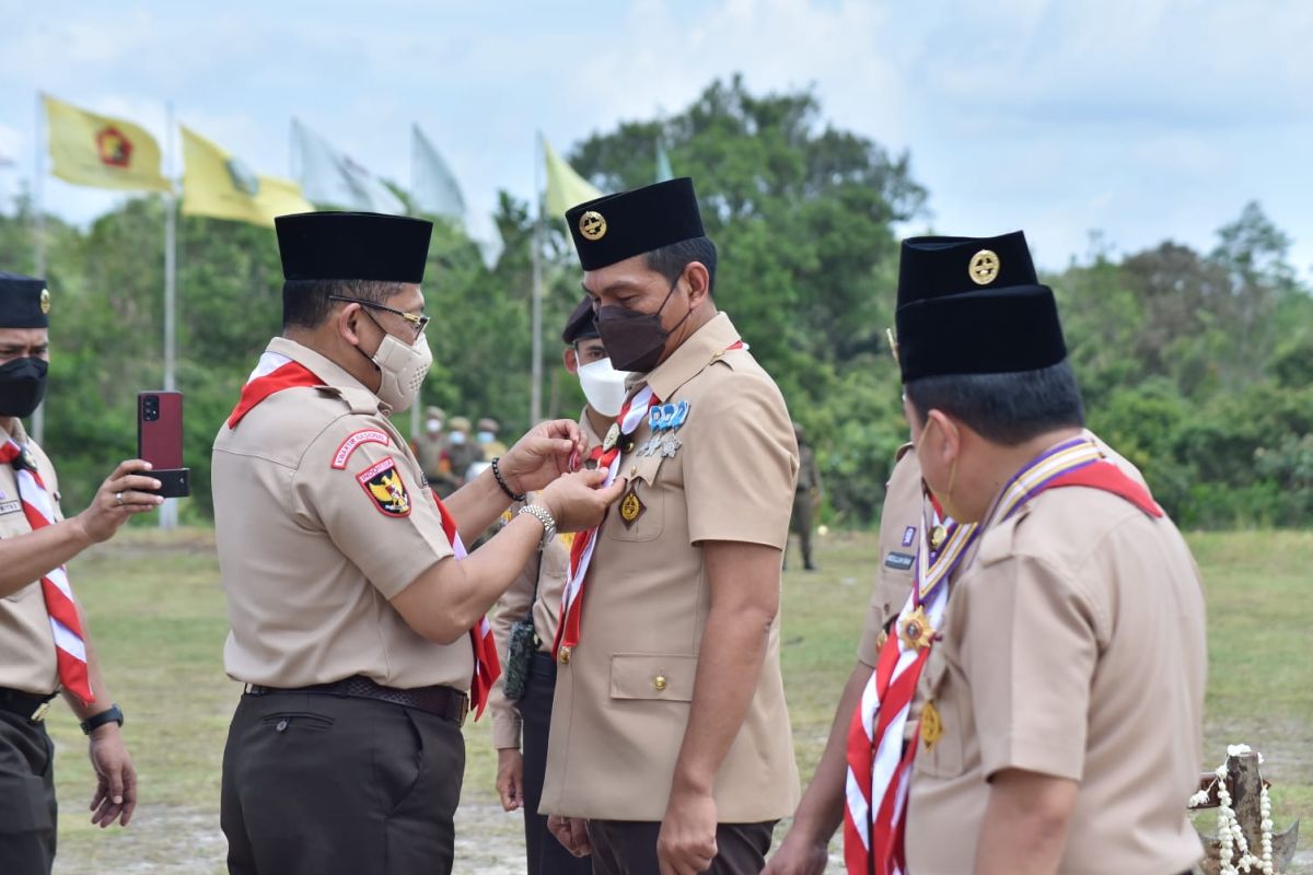 Fadhil Arief terima anugrah dari Ketua Pengakap Negeri Sabah