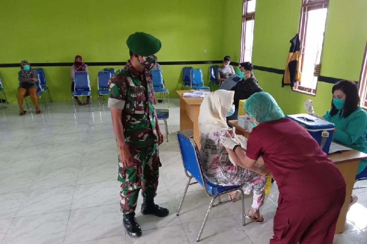 TNI bantu pengamanan vaksinasi warga Deiyai Papua