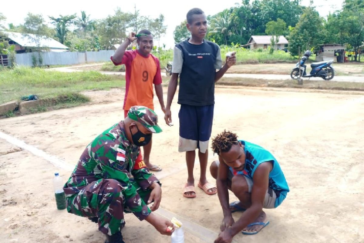 TNI bersama pemuda renovasi lapangan voli di Boven Digoel Papua