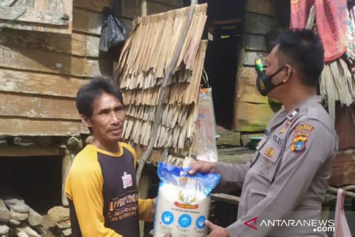 Polres Bangka Barat salurkan sembako sambil ajak warga ikut vaksinasi