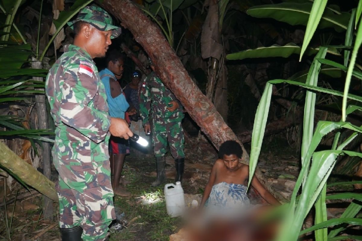 Satgas TNI Yonif 123 bantu persalinan warga perbatasan di hutan Papua