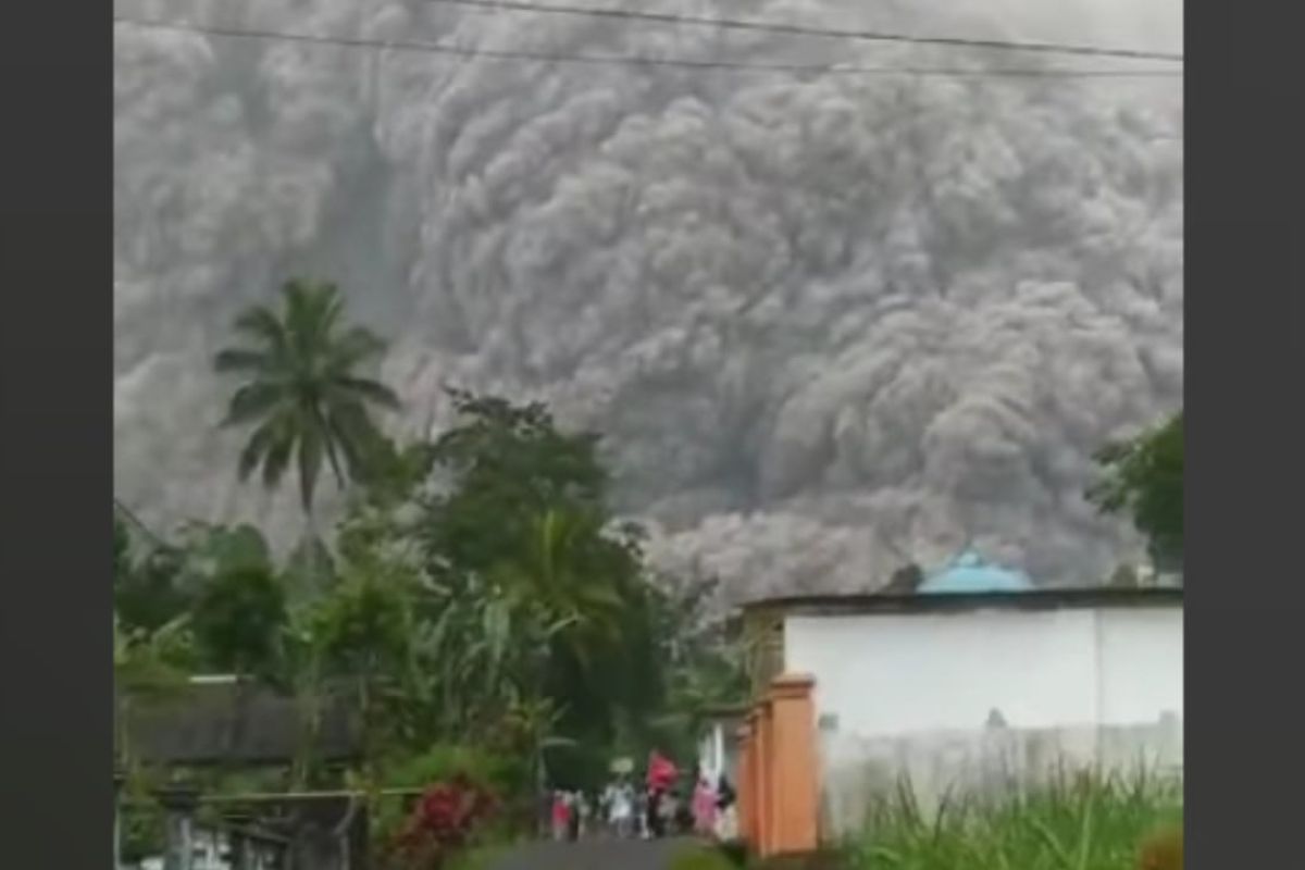 Gunung Semeru luncurkan panas guguran