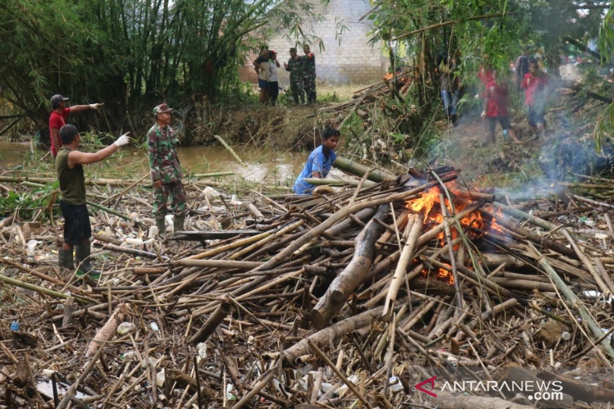 Pascabanjir, masyarakat HST kerja keras bersihkan gunungan sampah yang menutupi sungai