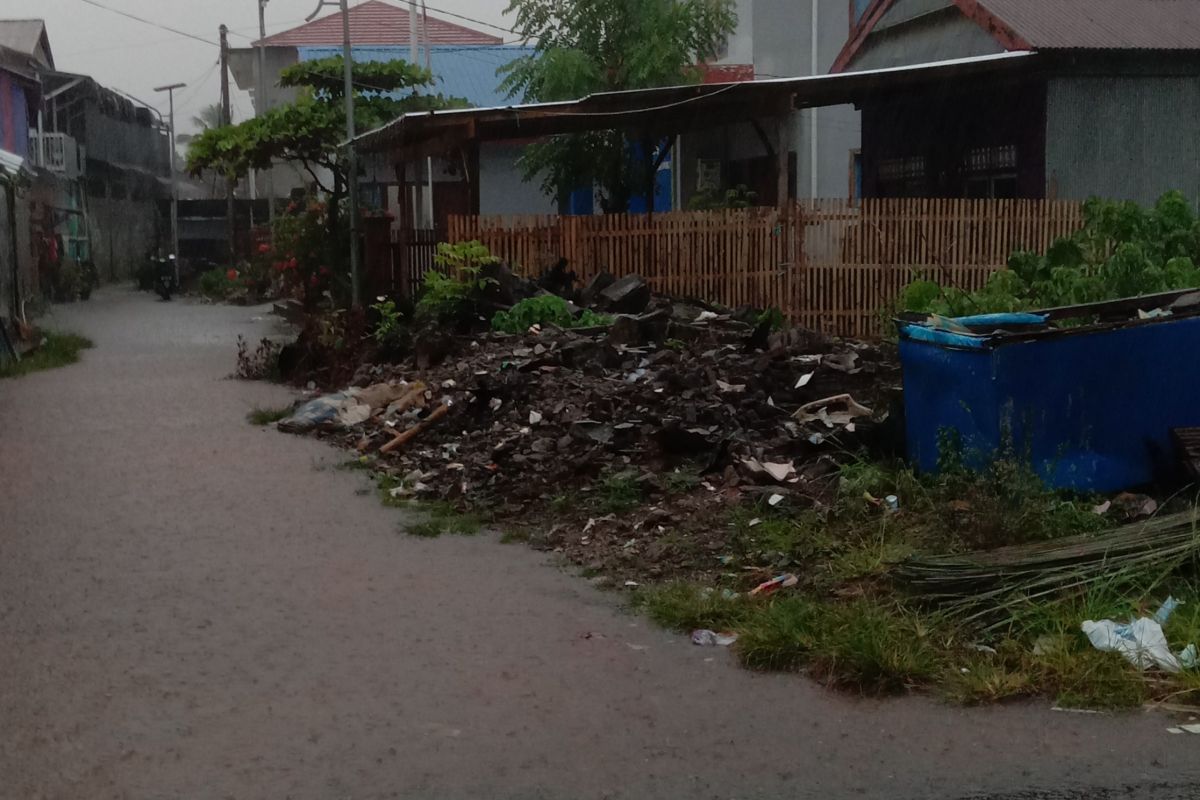 Banjir rob  rendam rumah warga di Mamuju Sulawesi Barat