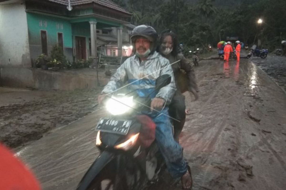 Satu korban jiwa erupsi Gunung Semeru, 10 orang belum bisa dievakuasi