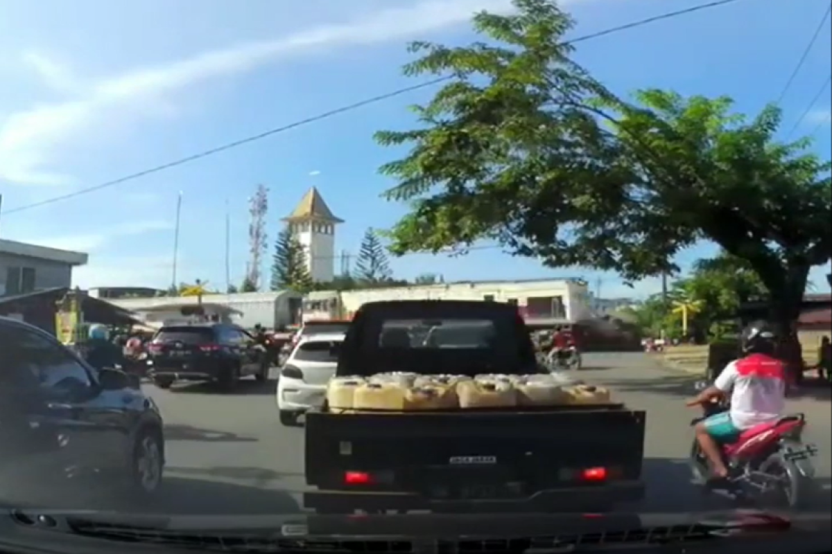 Kereta api tabrak angkot tewaskan lima orang penumpang