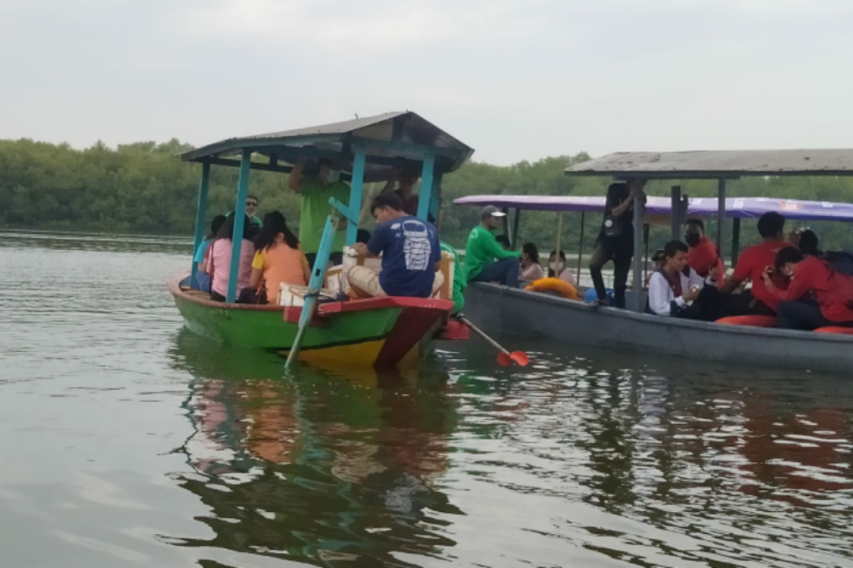 Young Buddhist Association lepas ribuan ikan di KRM Kota Surabaya