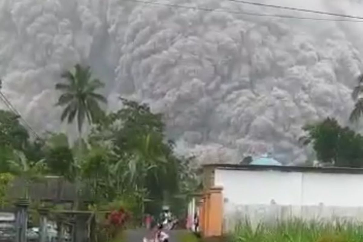 Sebanyak tiga menara BTS telekomunikasi terdampak letusan Semeru