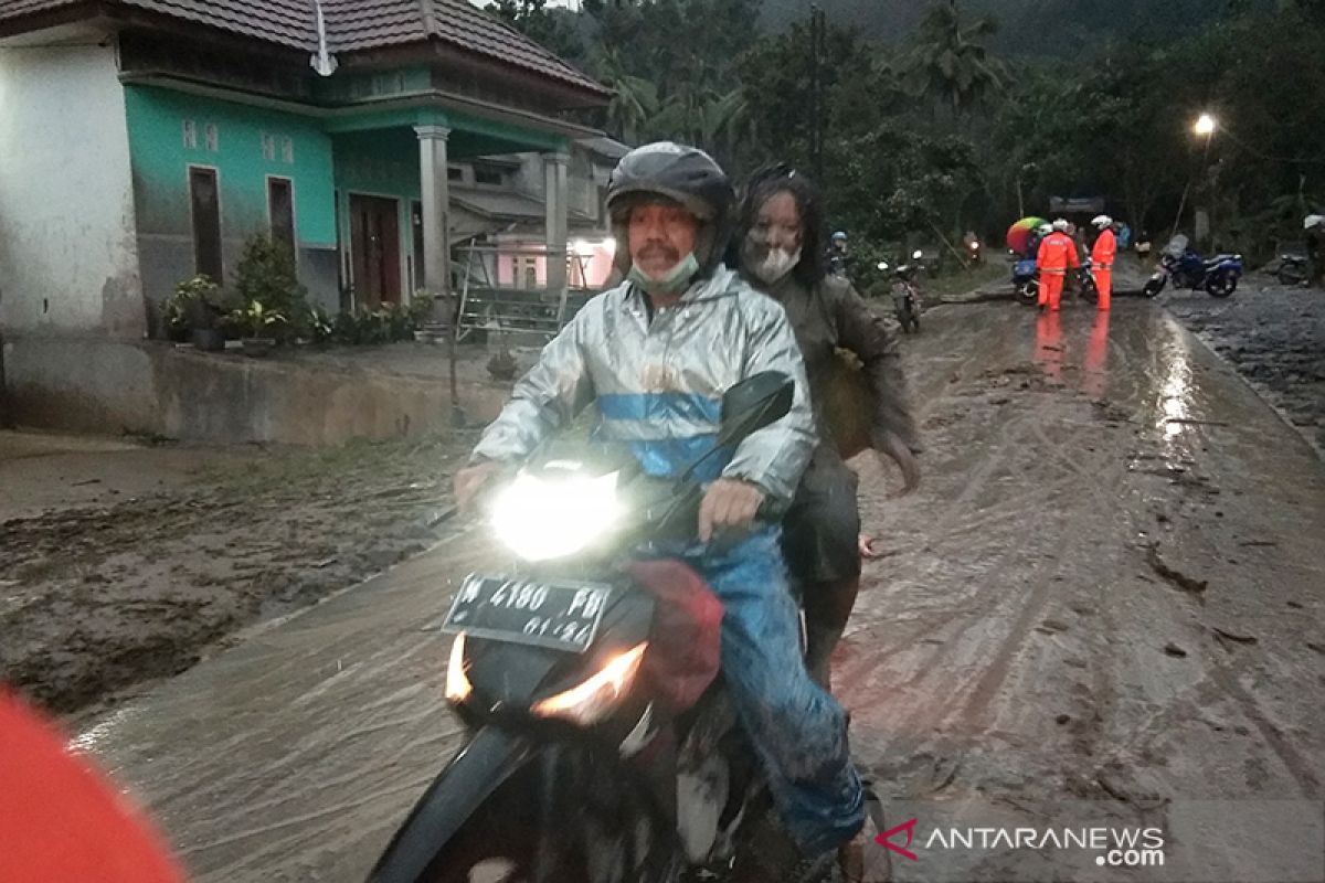 Puluhan warga mengungsi akibat Gunung Semeru meletus