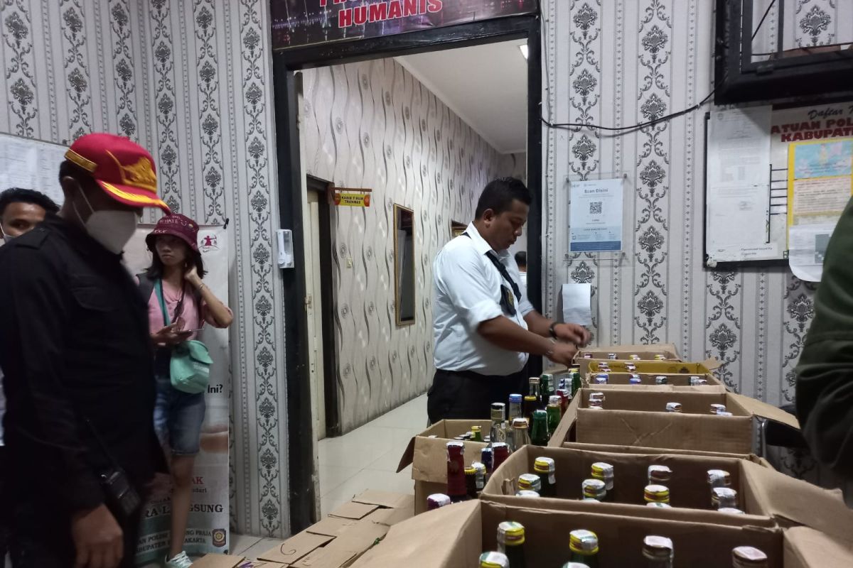755 botol minuman keras disita aparat gabngan di Purwakarta