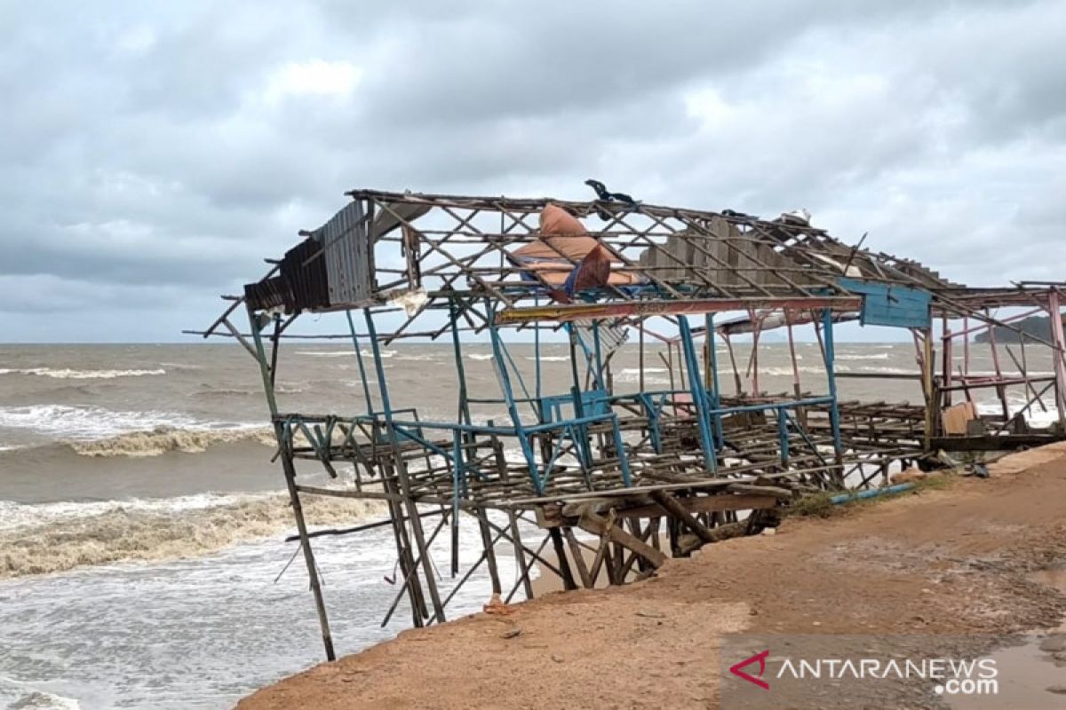 Kota Singkawang diterjang angin kencang dan gelombang tinggi