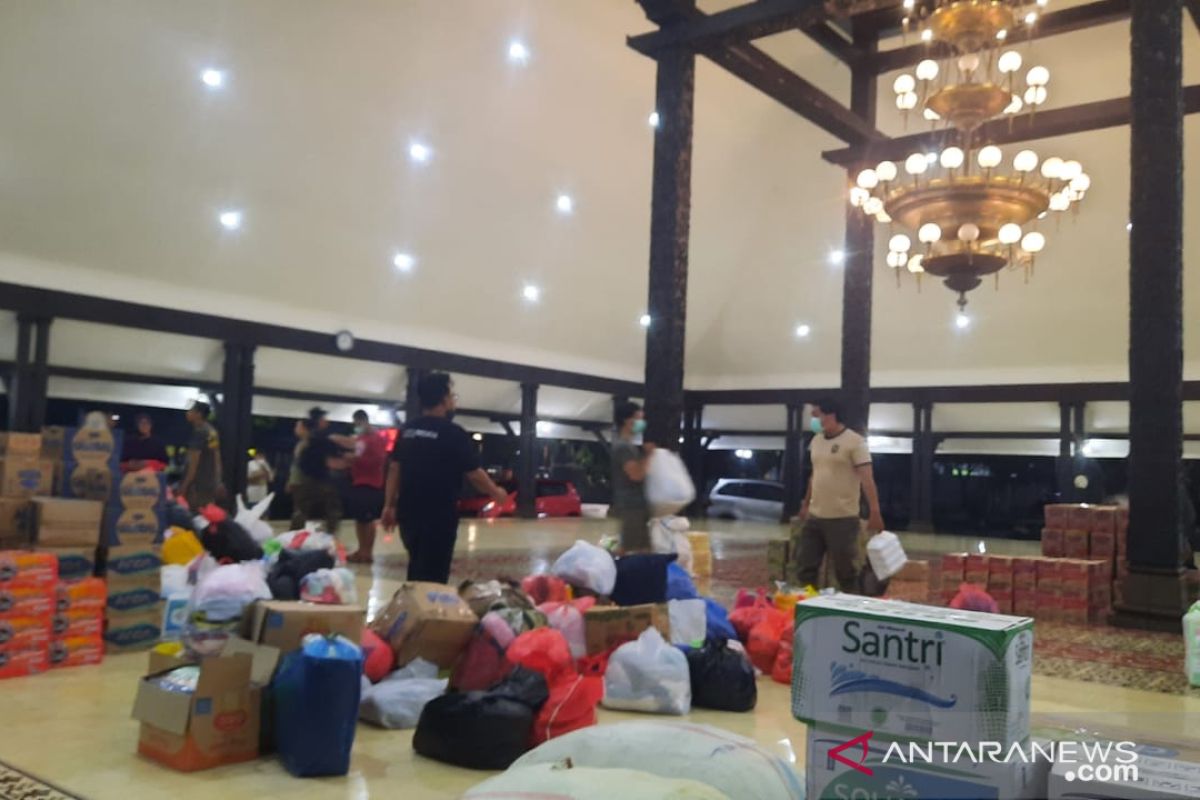 Bantuan untuk korban letusan Gunung Semeru dipusatkan di Pendapa Pemkab Lumajang