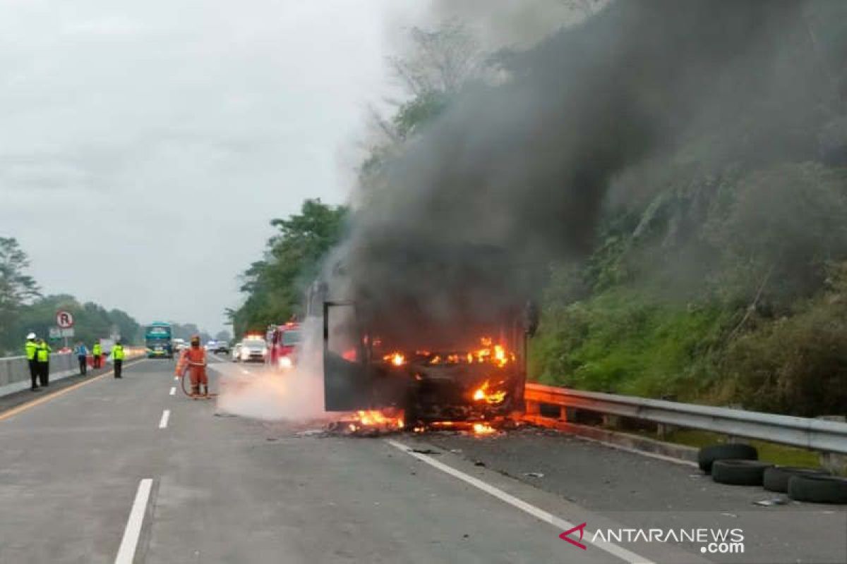 Satu unit bus pariwisata terbakar di tol Pandaan-Malang