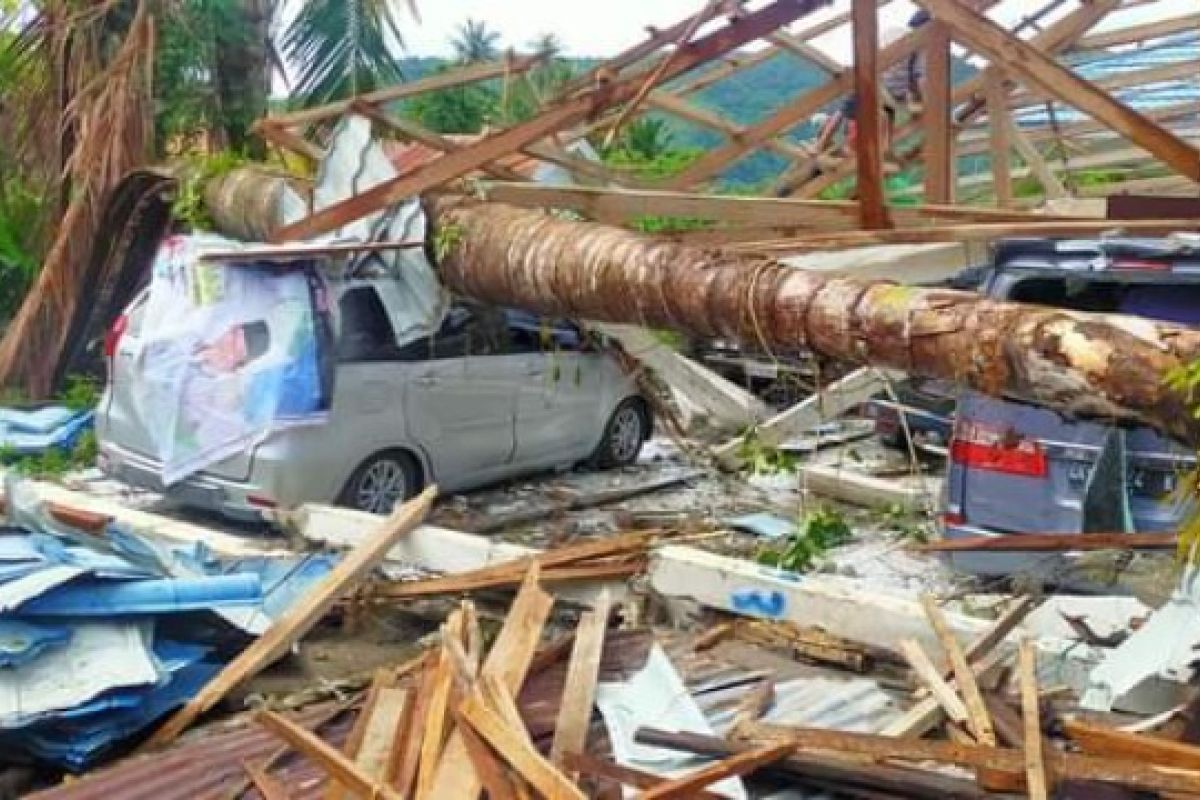 Bangunan Pasar Salutambung Majene Sulbar roboh akibat angin kencang