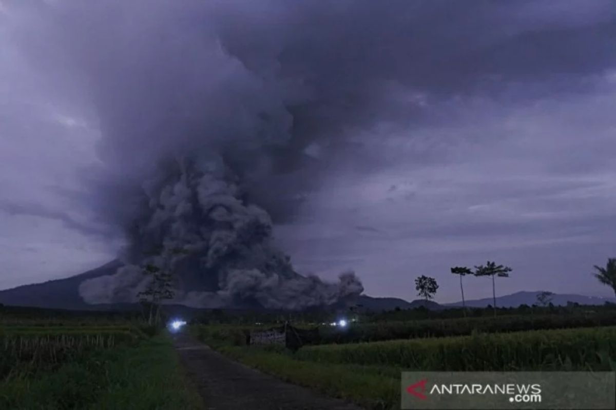 BMKG prakirakan abu gunung Semeru mengarah ke barat hingga barat daya