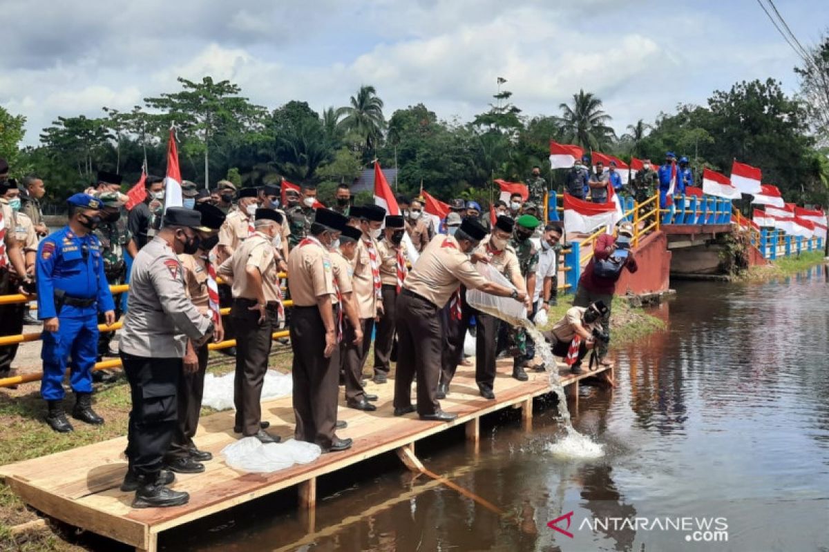 Perkemahan Wirakarya ditandai penanaman pohon dan tebar bibit ikan