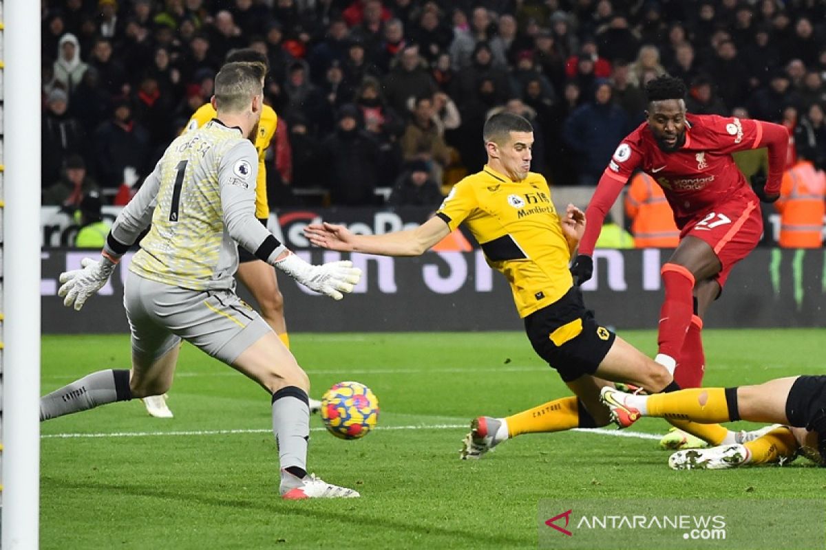 Liverpool naik ke  puncak klasemen