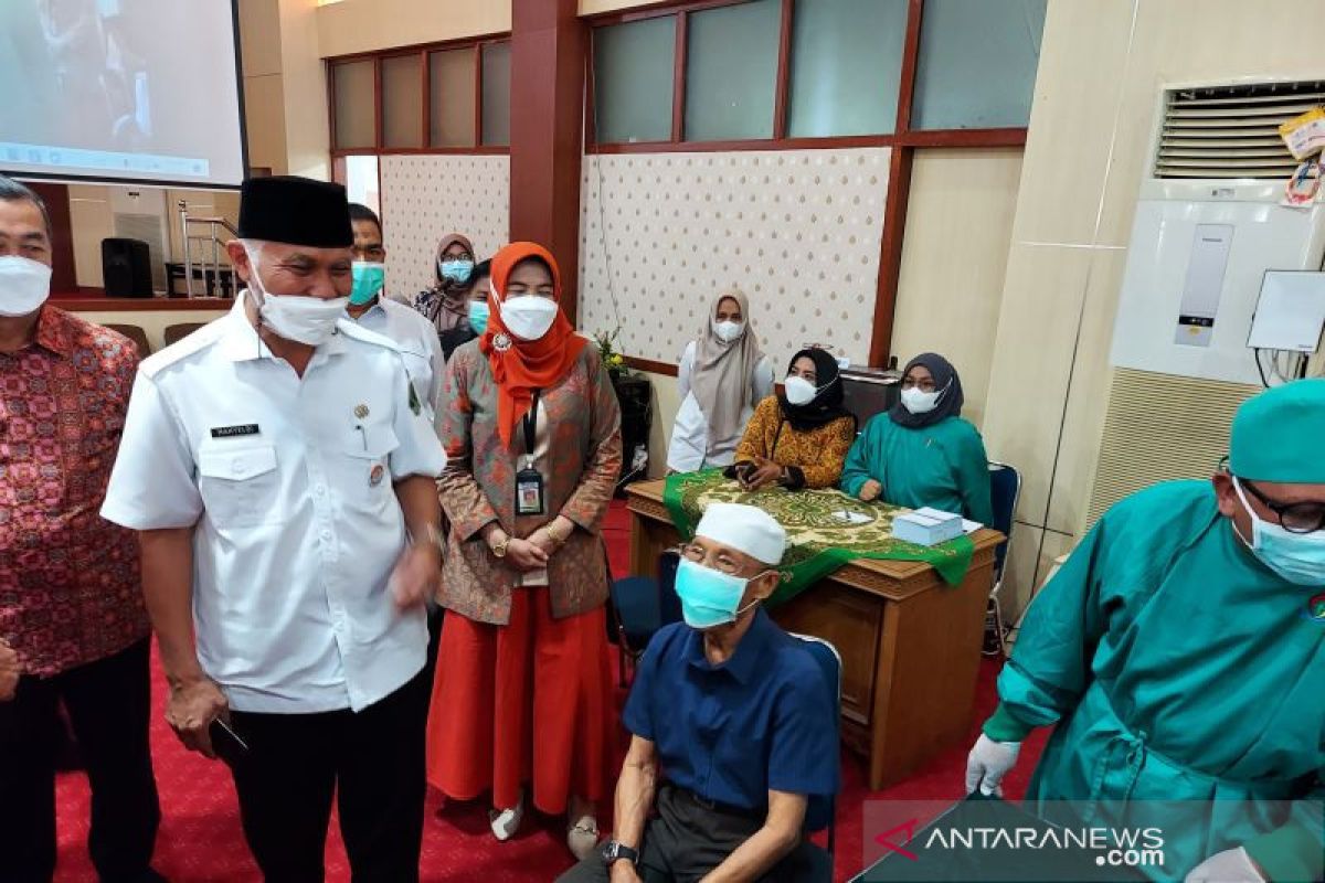 Cakupan vaksinasi COVID-19 di Padang capai 70 persen