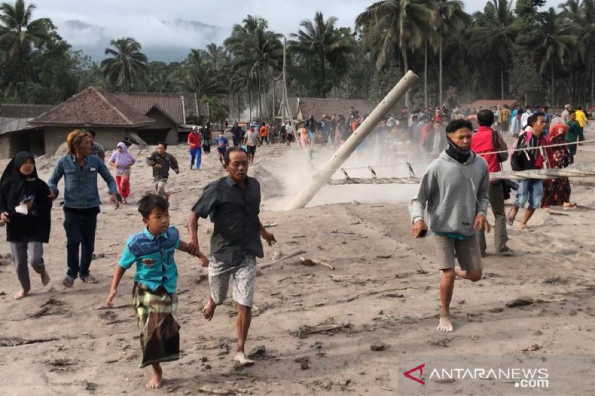 Korban erupsi Semeru yang mengungsi di zona rawan dipindahkan