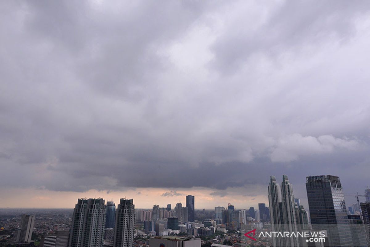 Waspadai potensi hujan disertai petir di Jaksel dan Jaktim