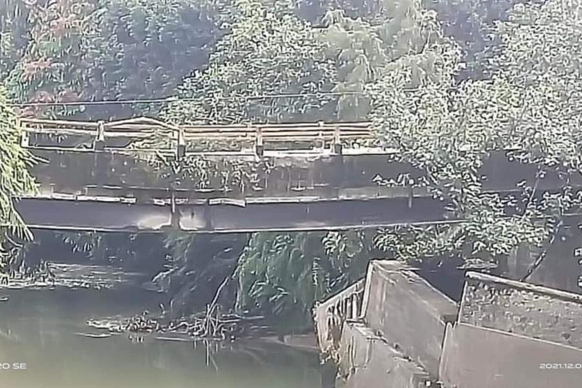 Kondisi jembatan Bandar Pulo Batang Serangan miring