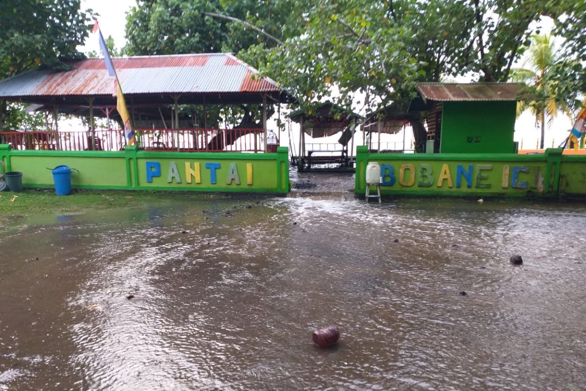 BPBD Ternate mendata rumah warga yang rusak akibat terjangan gelombang, begini kronologinya