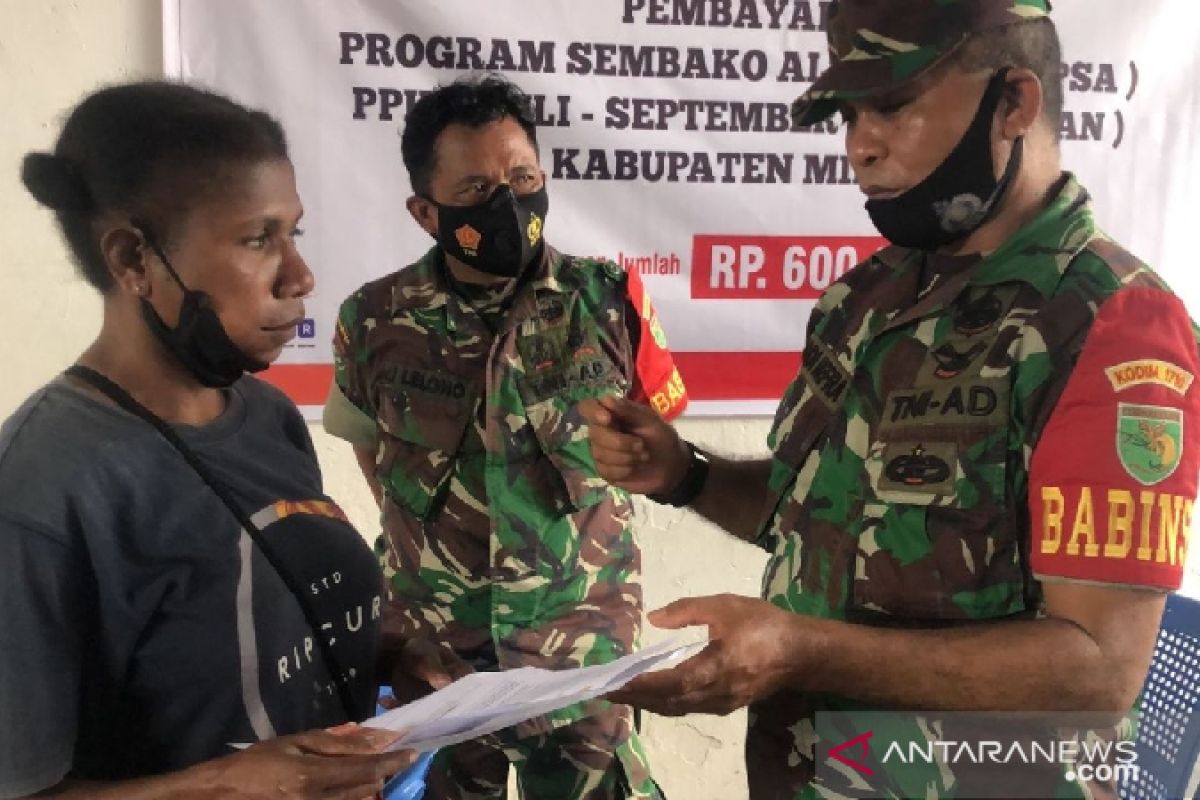 TNI/Polri dampingi penyaluran BLT untuk warga di Mimika Papua