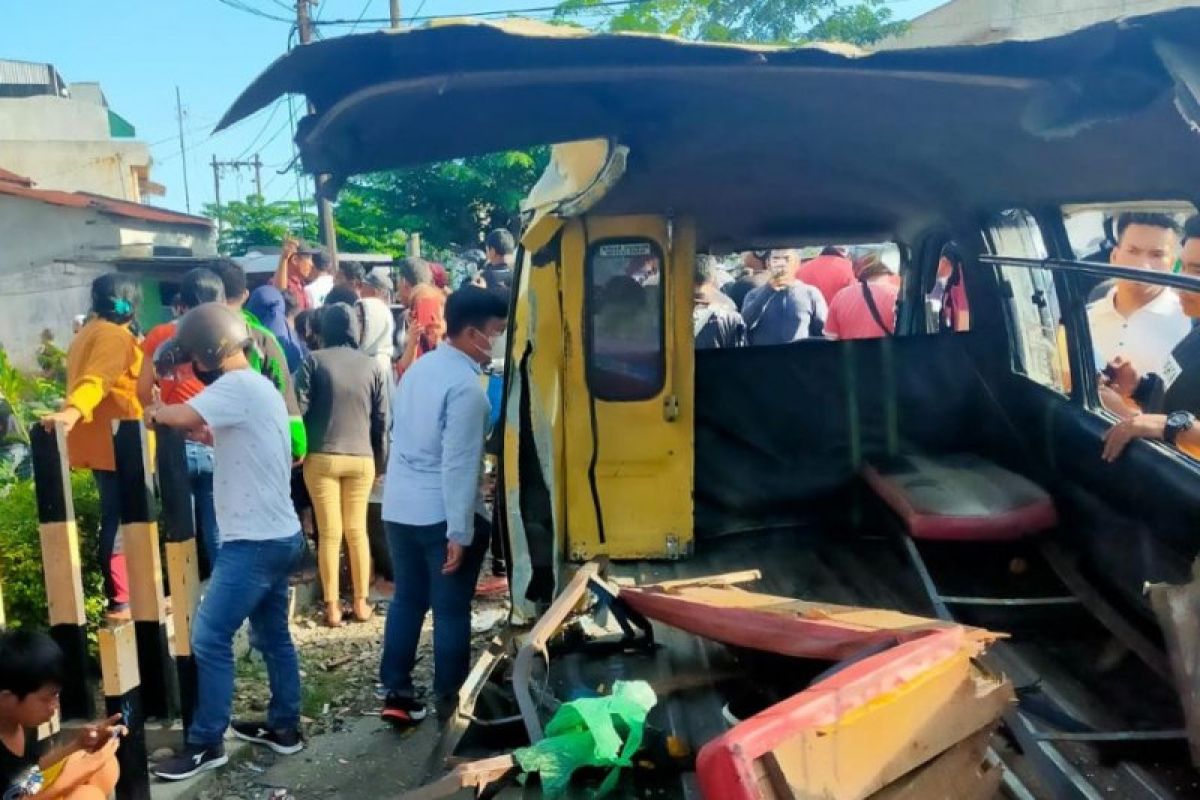 Kereta api tabrak angkot, empat meninggal dan enam luka