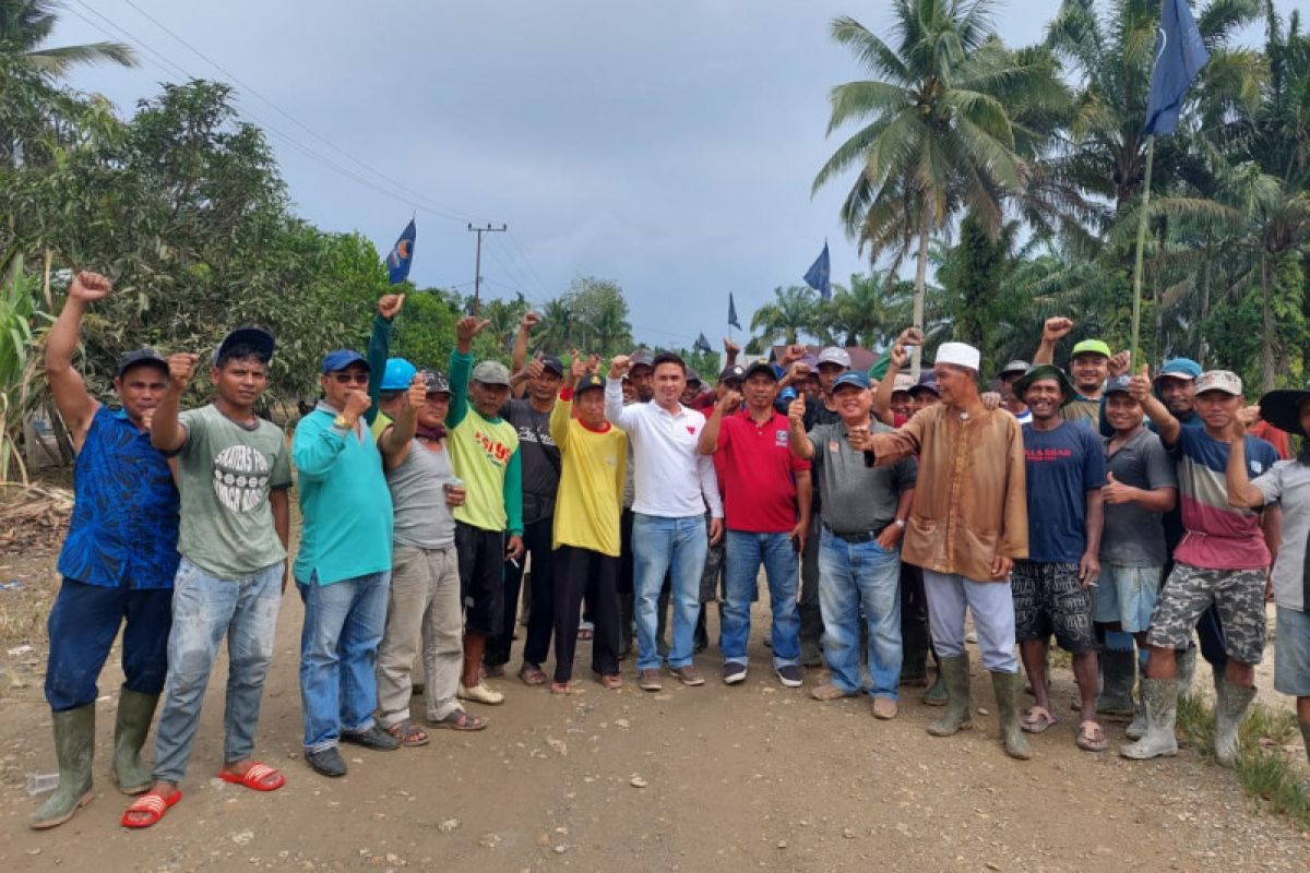 Nasdem Pasaman Barat gelar gotong royong bangun masjid bersama masyarakat