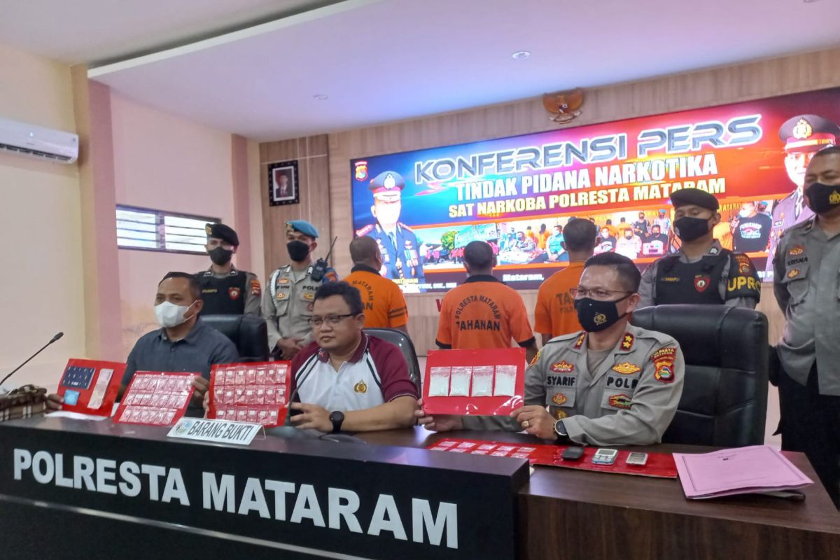 Jelang perayaan malam tahun baru, polisi tangkap tiga pengedar narkotika di Mataram