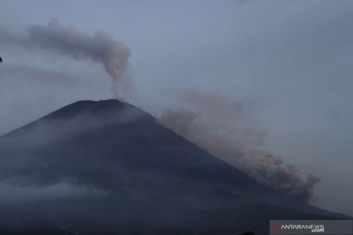 Luncuran awan panas Gunung Semeru