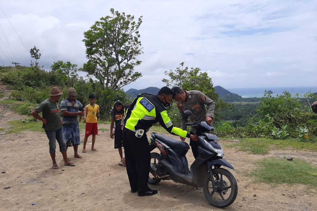 Motor curian ditemukan di semak-semak Desa Selong Belanak