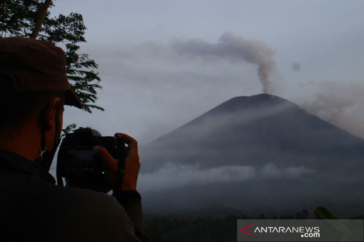 PVMBG's team to calculate volume of Mt. Semeru eruption material