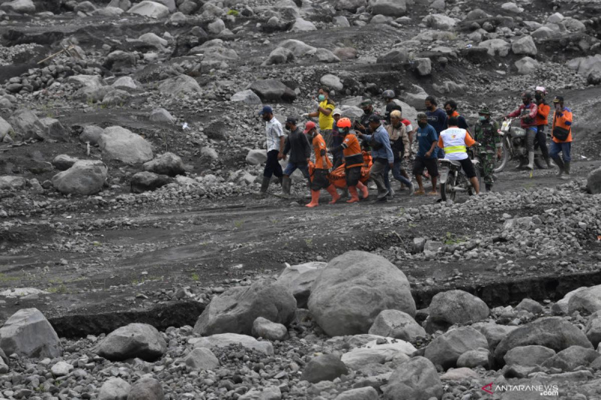 15 orang meninggal akibat terjangan awan panas guguran Semeru