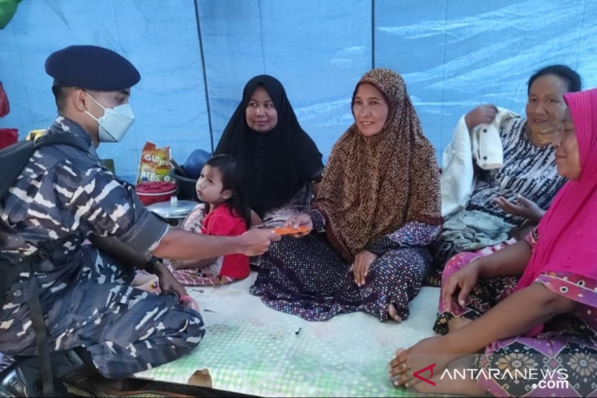 Peduli dampak banjir, Tim Lanal TBA periksa kesehatan warga