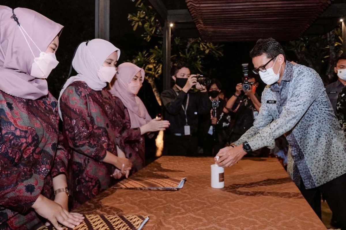 Sandiaga harapkan CHSE jadi standar utama pelayanan sektor parekraf