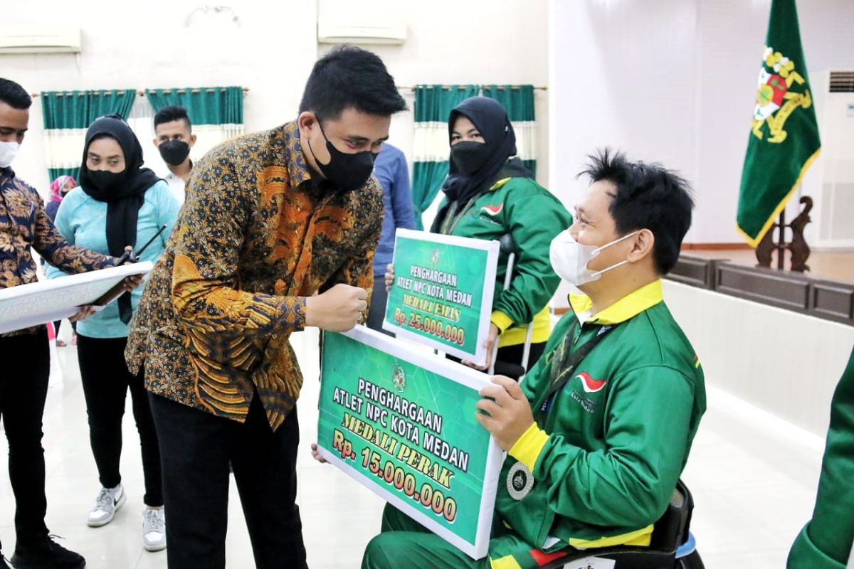 Wali Kota Medan serahkan  tali asih kepada atlet NPC